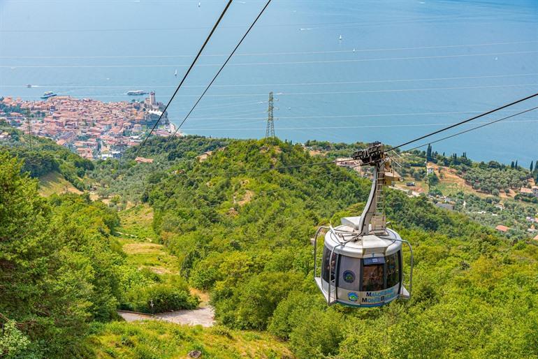 Uitzicht op het Gardameer en de kabelbaan van Malcesine 