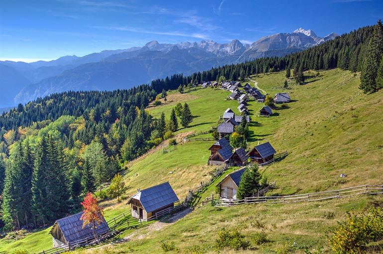 Uitzicht op het houten dorpje Planina Zajamniki, Slovenië