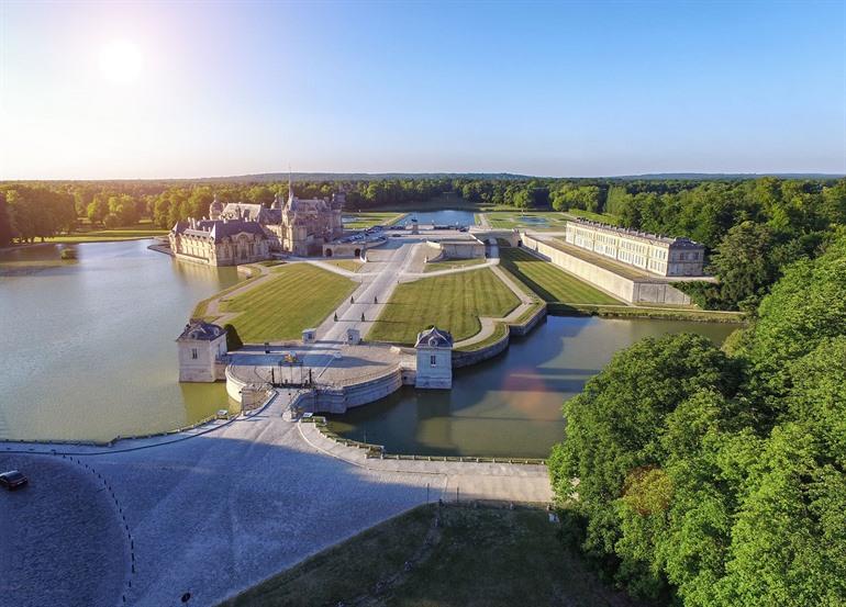 Uitzicht op het kasteel en de tuinen van Chantilly
