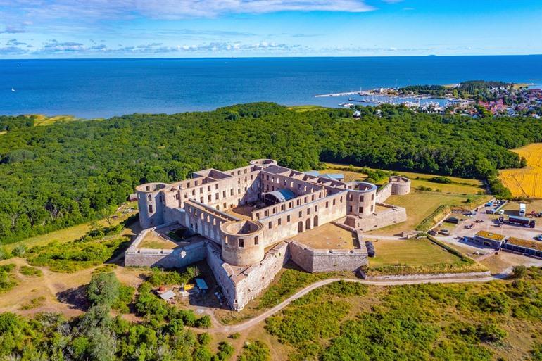 Uitzicht op het kasteel van Borgholm en de stad op de achtergrond, Oland