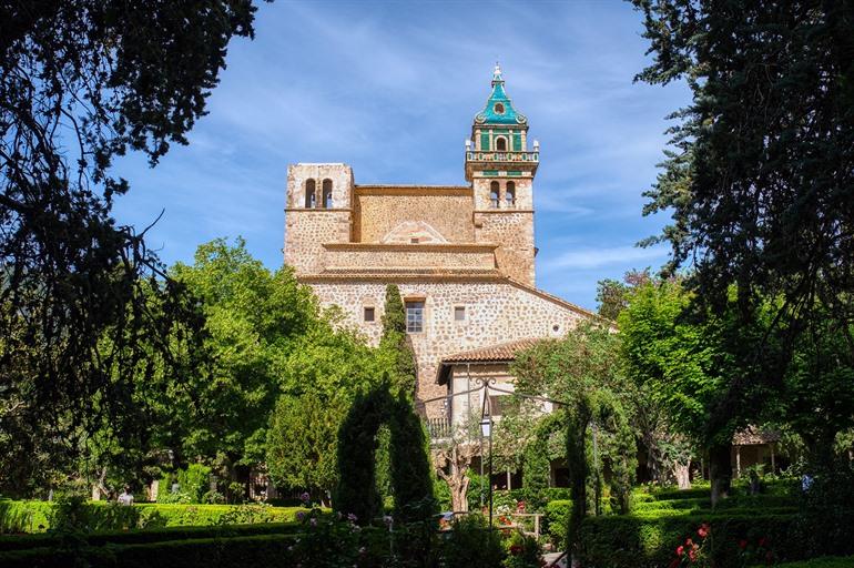 Uitzicht op het klooster van Valldemossa en de omringde tuinen, Mallorca