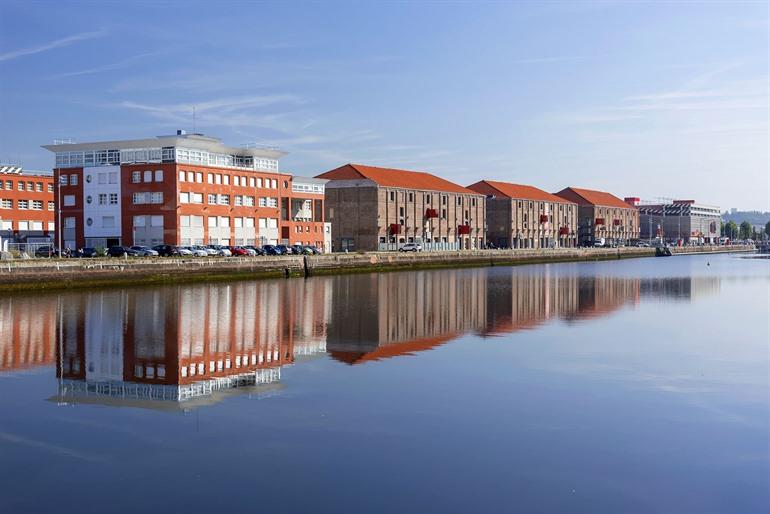 Uitzicht op het Paul Vatine Basin met zijn industriële gebouwen omgevormd tot de Docks Vauban