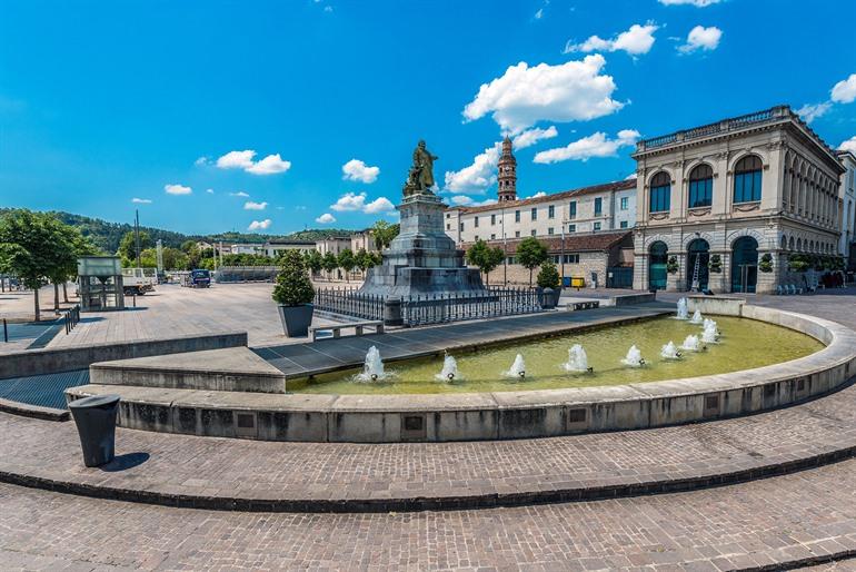 Uitzicht op het Place François-Mitterrand en de fontein, Cahors in Occitanië