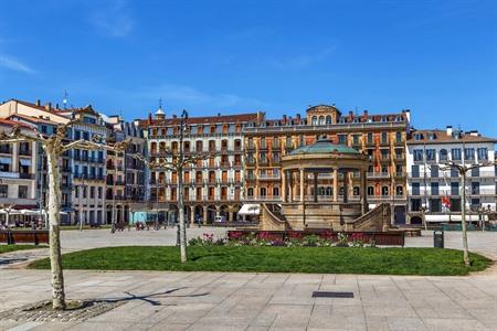 Uitzicht op het Plaza del Castillo in Pamplona, Spanje