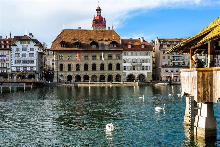 Uitzicht op het stadhuis van Luzern