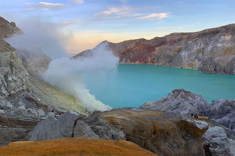 Uitzicht op het zure turquoise kratermeer van Mount Ijen, Java