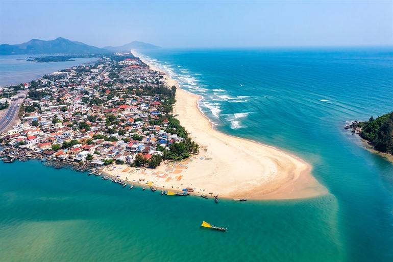 Uitzicht op Lang Co-strand