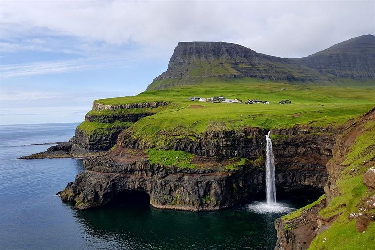 Uitzicht op Múlafossur waterval en Gásadalur