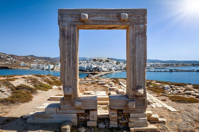 Uitzicht op Naxos vanaf de marmeren poort Portara, Naxos