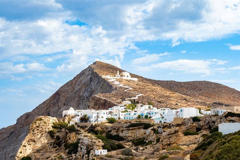 Uitzicht op Panagia-kerk bovenop een hoge klif bij het dorp Chora, Folegandros