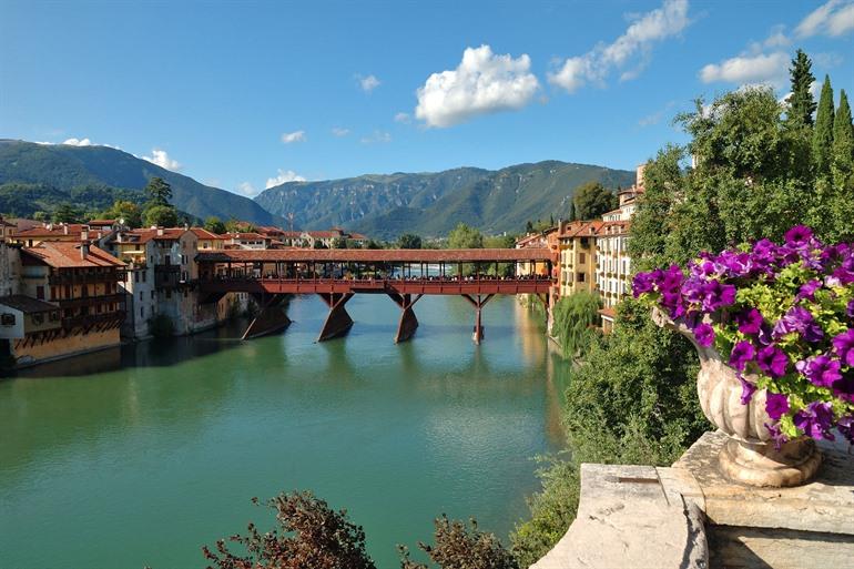 Uitzicht op Ponte Vecchio in Bassano del Grappa