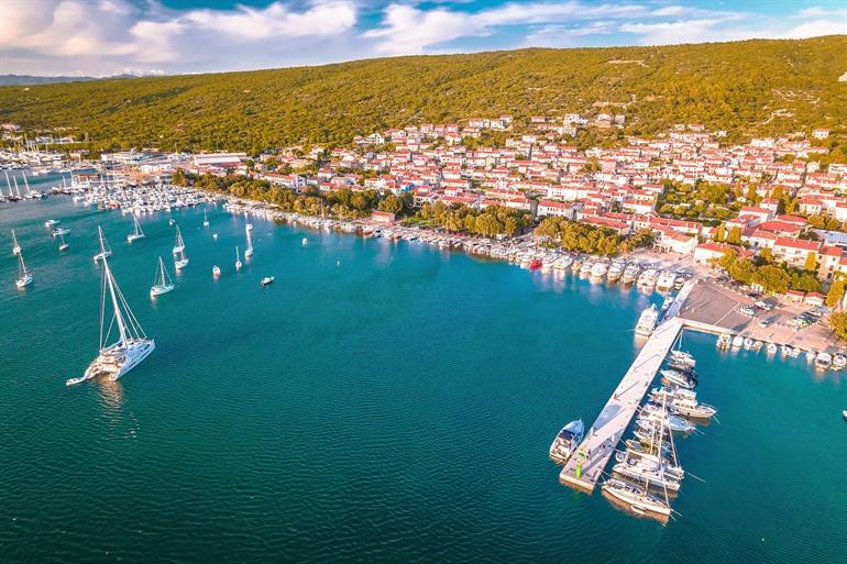 Uitzicht op Punat en de haven, Kroatië