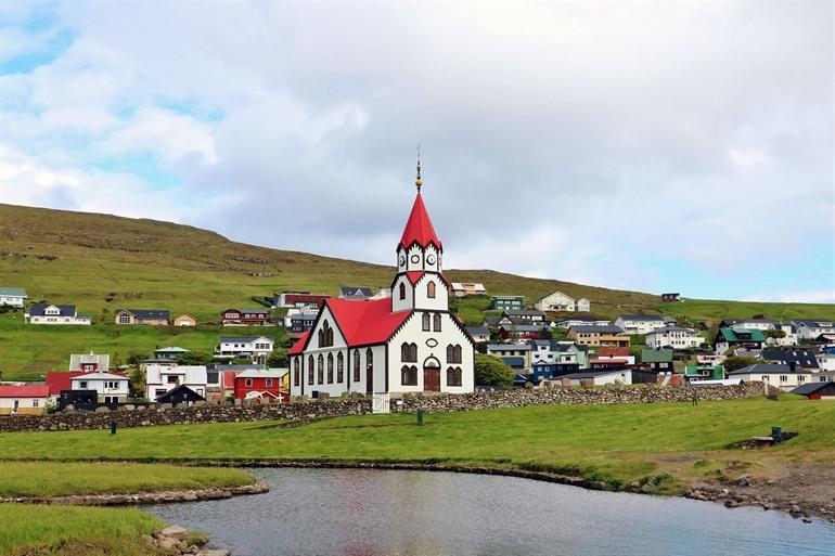 Uitzicht op Sandavágur en de iconische kerk, eiland Vágar