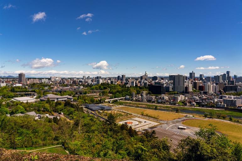 Uitzicht op Sendai City vanaf de ruïnes van Sendai Castle