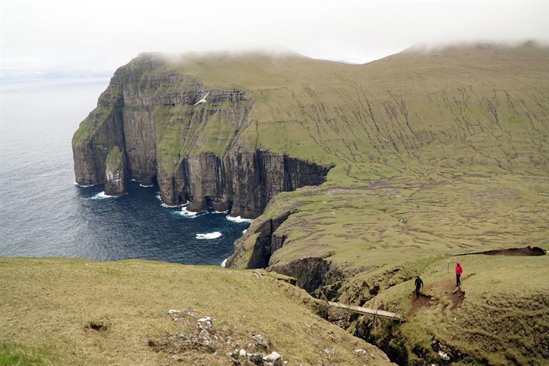 Uitzicht op Ásmundarstakkur zeestapels, Suduroy eiland