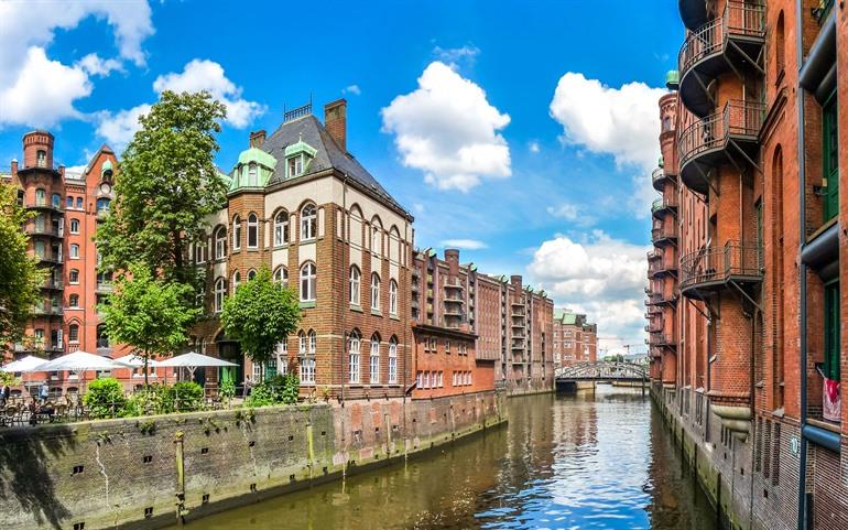 Uitzicht op Speicherstadt, de stad van de warenhuizen, Hamburg