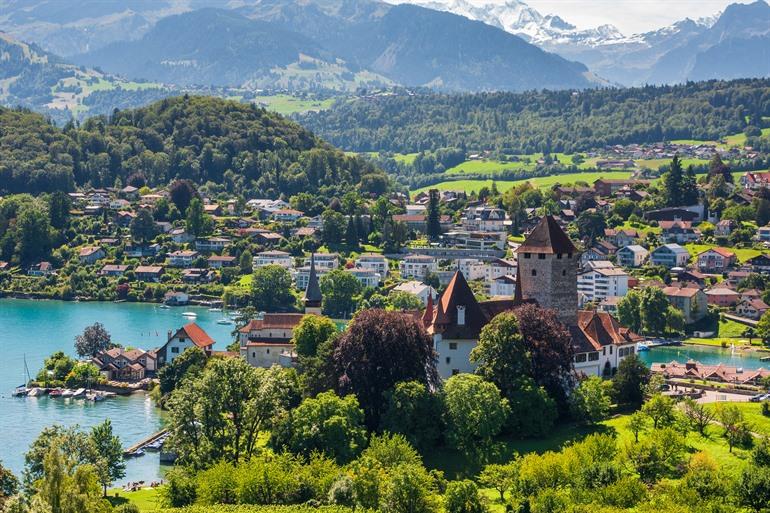 Uitzicht op Spiez bij de Thunersee