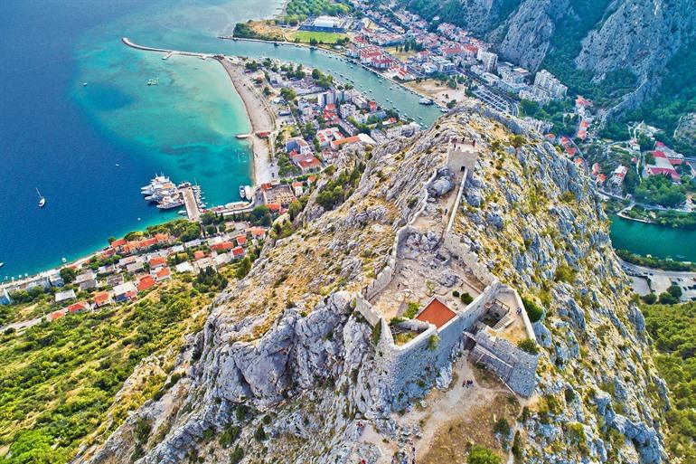 Uitzicht op Starigrad Fortica en Omis, Kroatië