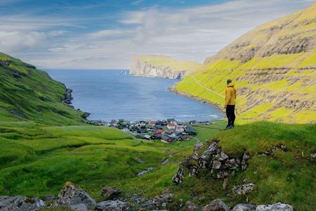 Uitzicht op Tjørnuvík en de Risin og Kellingin, Streymoy