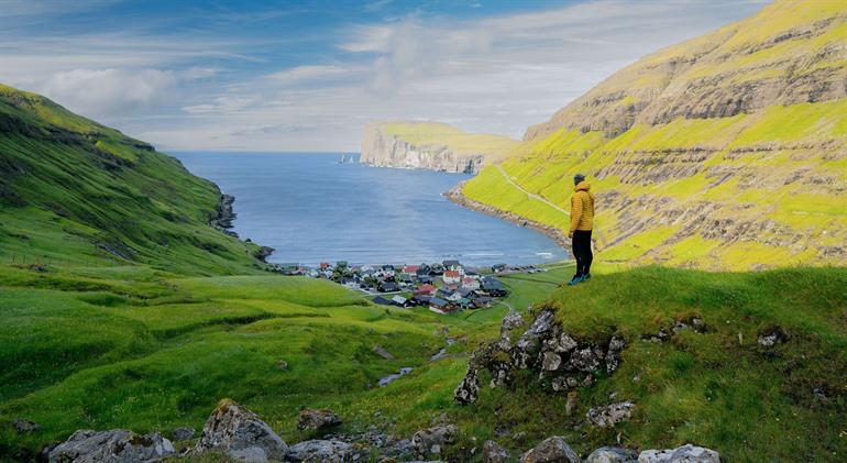 Uitzicht op Tjørnuvík en de Risin og Kellingin, Streymoy