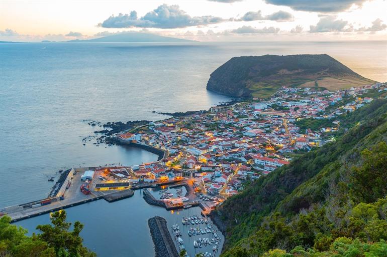 Uitzicht op Velas vanaf Miradouro da Ribeira do Almeida op São Jorge