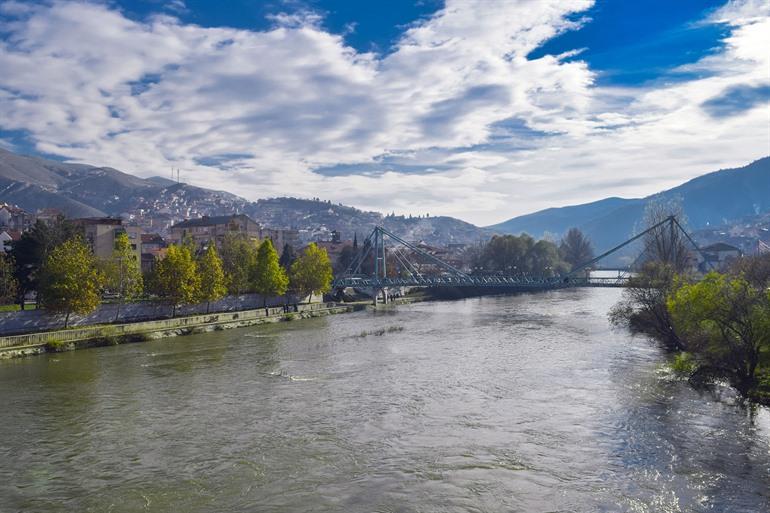 Uitzicht op Veles en de rivier de Vardar in Noord-Macedonië