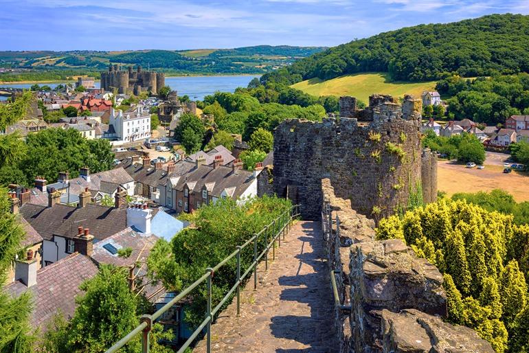 Uitzicht over Conwy en het kasteel vanaf de stadsmuren, Wales