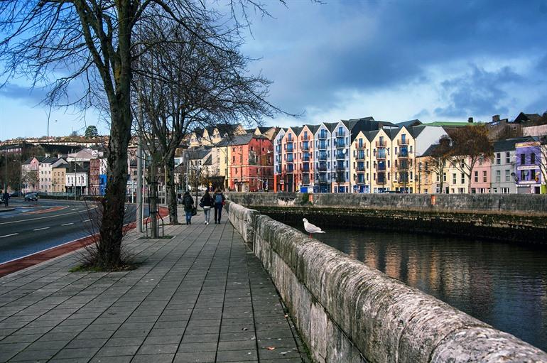Uitzicht over Cork langs de rivier de Lee, Ierland