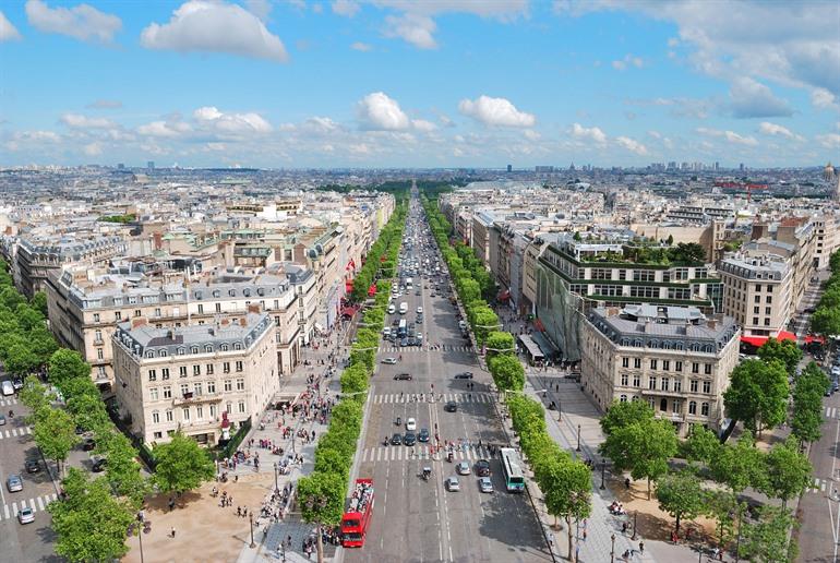 Uitzicht over de Champs-Élysées in Parijs