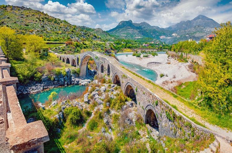 Uitzicht over de Mesi-brug, vlakbij Shkodër