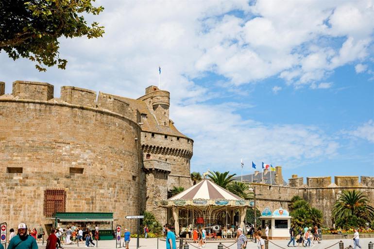 Uitzicht over de ommuurde stad Saint-Malo en zijn middeleeuws fort