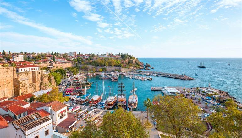 Uitzicht over de oude haven van Antalya, Turkije