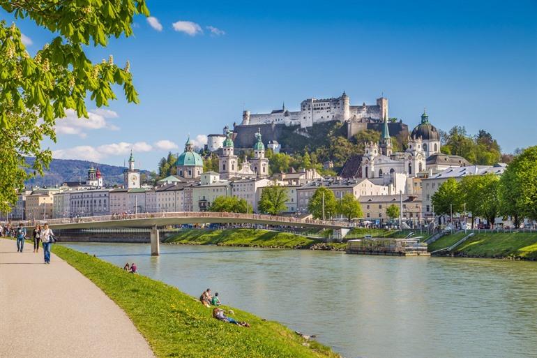 Uitzicht over de skyline van Salzburg met het estung Hohensalzburg