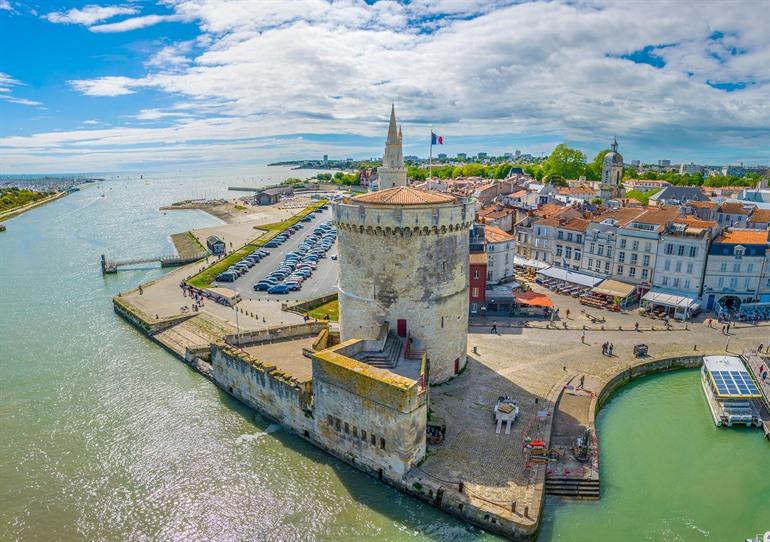 Uitzicht over de torens van havenstad La Rochelle