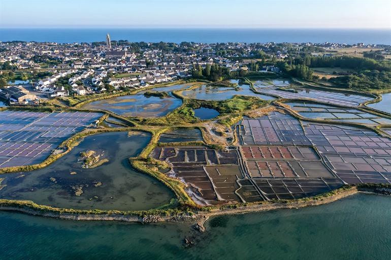 Uitzicht over de zoutvlaktes van Guérande, Bretagne