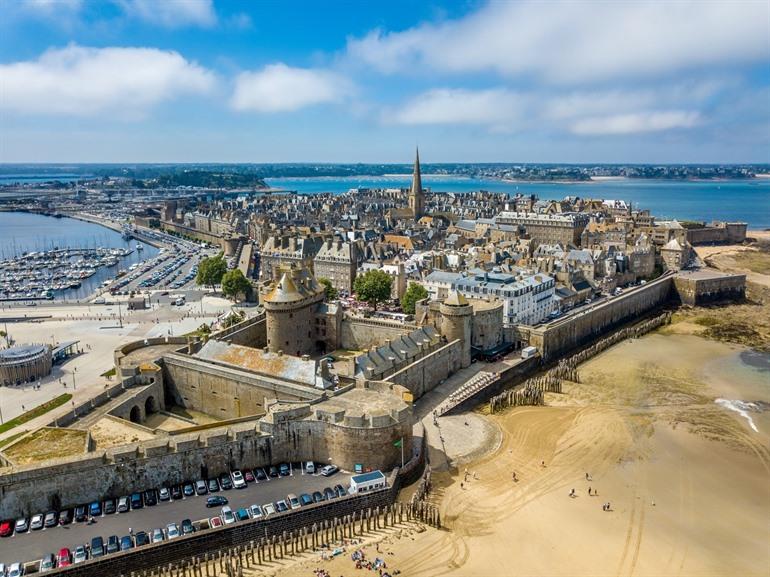 Uitzicht over havenplaats Saint-Malo