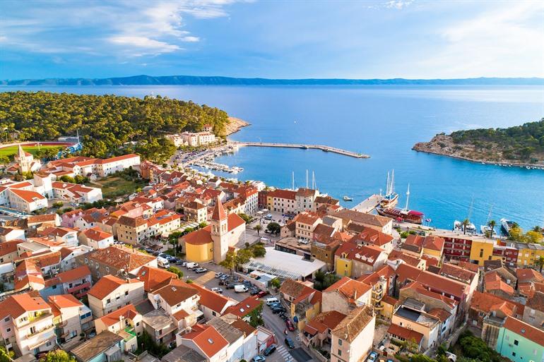 Uitzicht over het centrum van Makarska, Kroatië