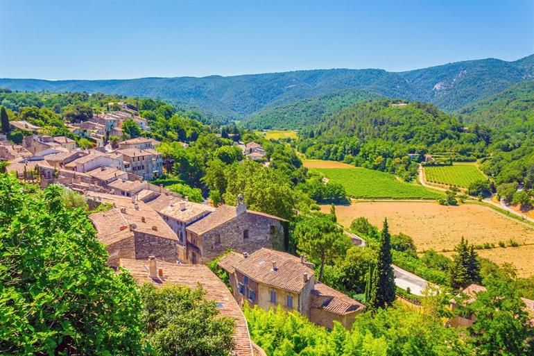 Uitzicht over het dorpje Ménerbes, Luberon in de Provence