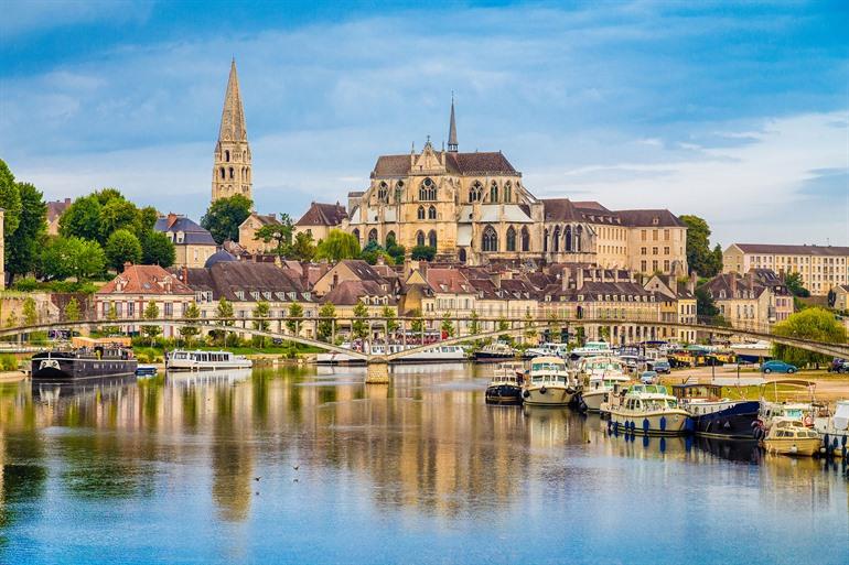 Uitzicht over het gezellige dorpje Auxerre aan het water, Bourgogne