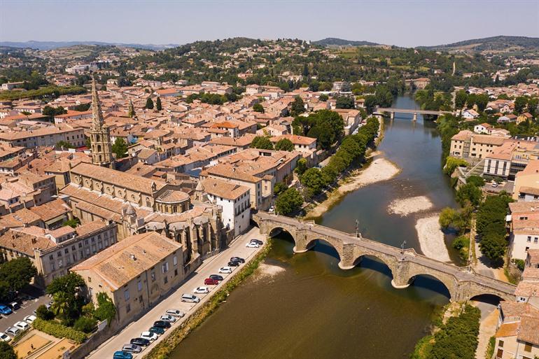 Uitzicht over Limoux en Pont-Neuf