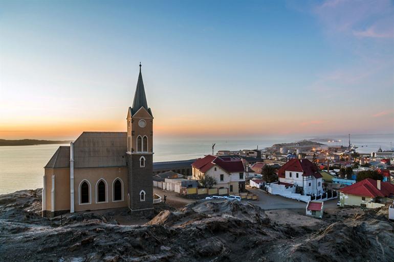 Uitzicht over Lüderitz bij zonsondergang