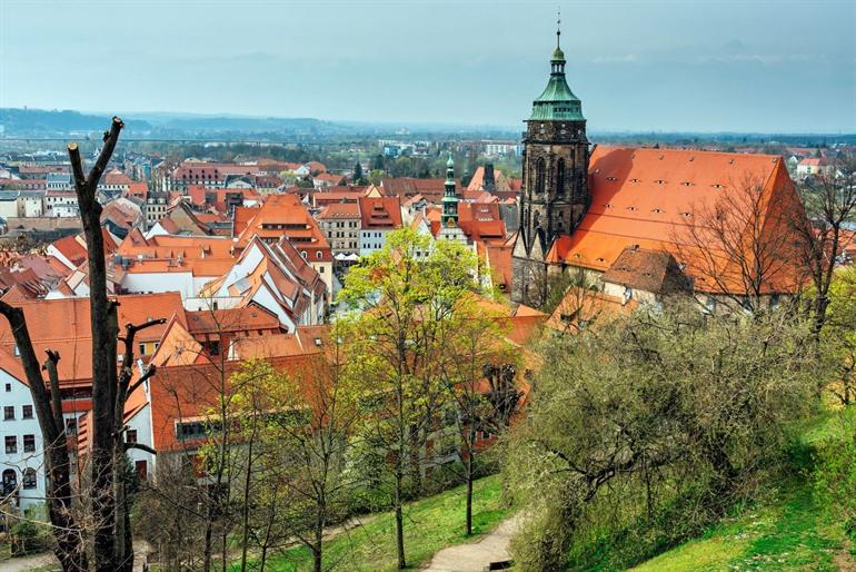 Uitzicht over Pirna en de Stadtkirche St. Marien (rechts)