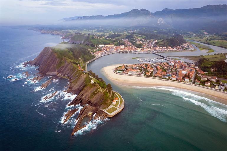 Uitzicht over Ribadesella, Spanje