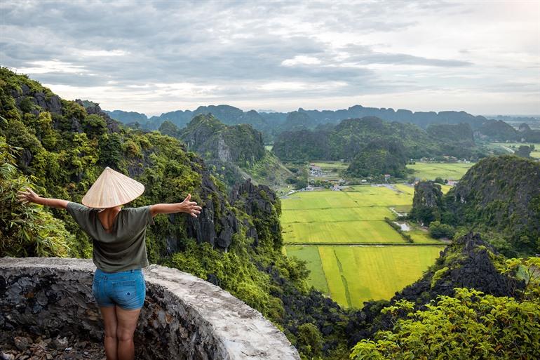 Uitzicht over Tam Coc, rivier en rijstvelden, Ninh Binh