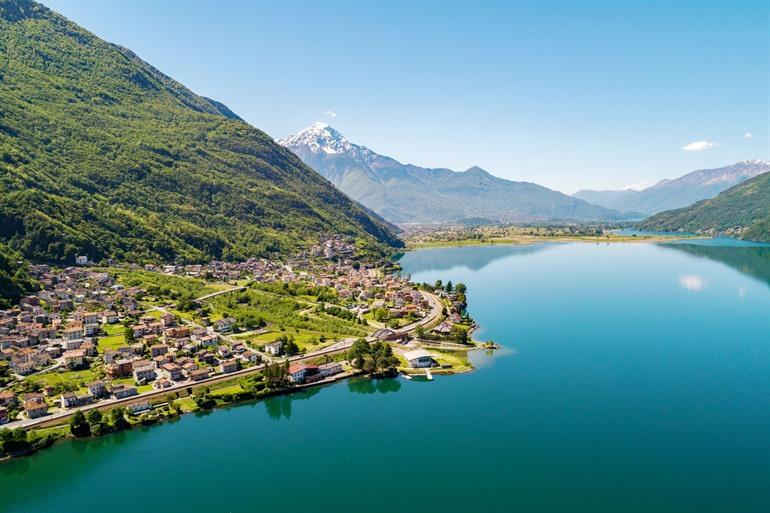 Uitzicht over Valchiavenna en het Mezzola-meer