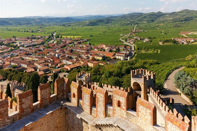 Uitzicht vanaf Castello Scaligero di Soave over de stad en de wijngaarden