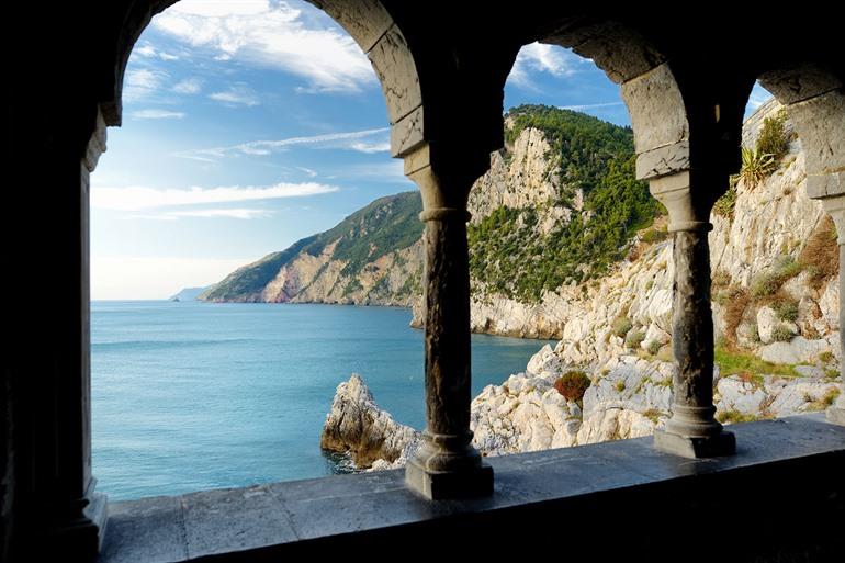 Uitzicht vanaf de Chiesa di San Pietro op de kustlijn van Portovenere, Ligurië