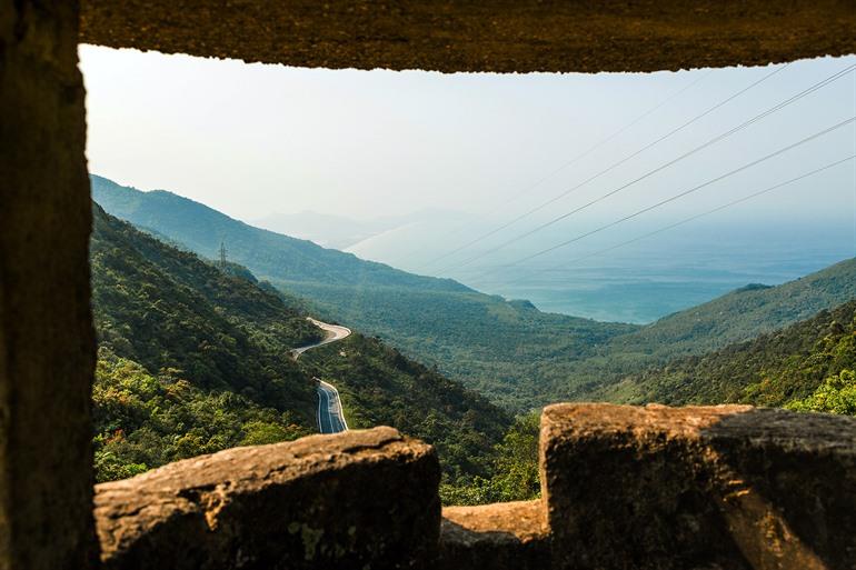 Uitzicht vanaf een oude militaire bunker langs de Hai Van Pass