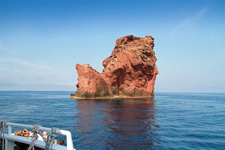 Vaar met de boot langs de rotsformaties in het natuurreservaat Scandola, Corisca
