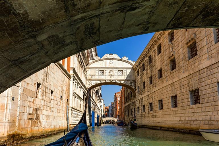 Vaar onder de Brug der Zuchten door